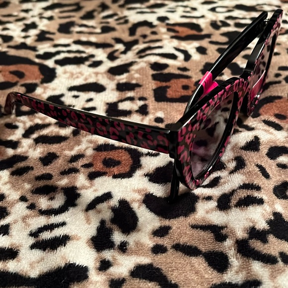 Betsey Johnson Sunglasses - Picture 4 of 4